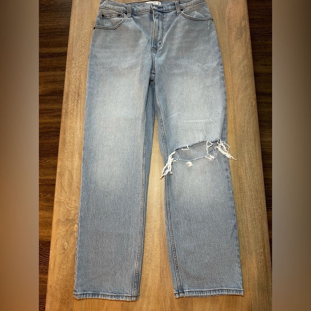 Abercrombie Ultra High Rise 90s Straight Jean Light Wash Knee Rip Size 29 SHORT